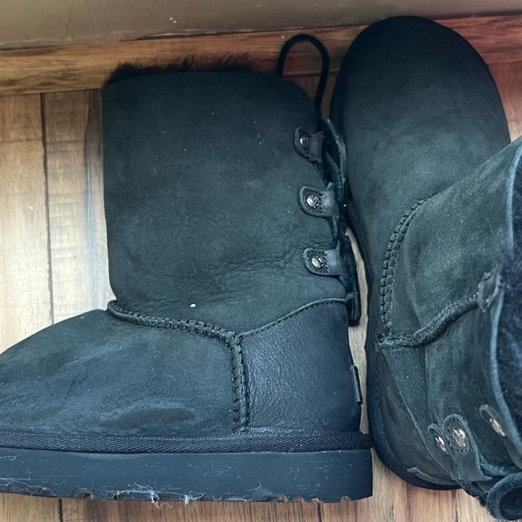 Women’s black bow tie Uggs size 7 - Picture 2 of 5